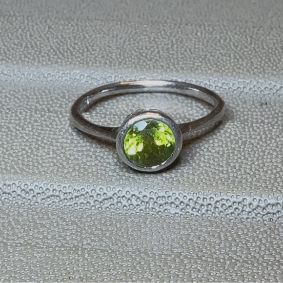 Jewelry - Elegant Silver Ring with Green Peridot Gemstone